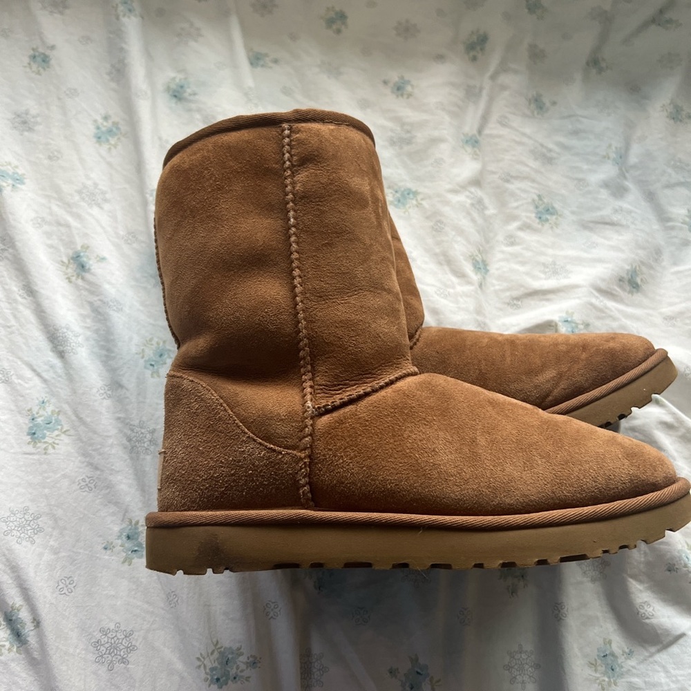 UGG size 8 waterproof boots short brown womens good for winter
